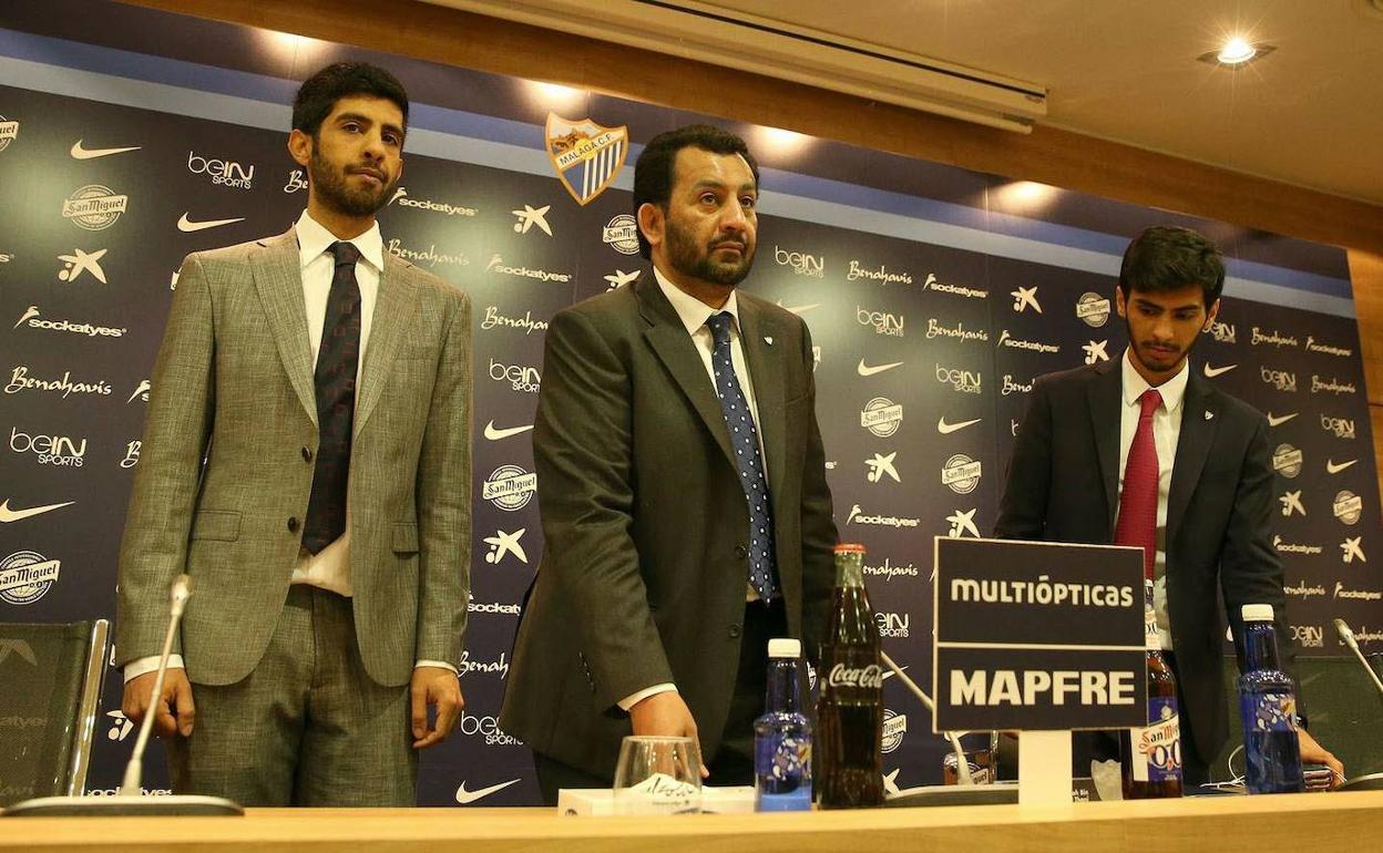 Nasser, Abdullah y Nayef Al-Thani, en la sala de prensa de La Rosaleda. 