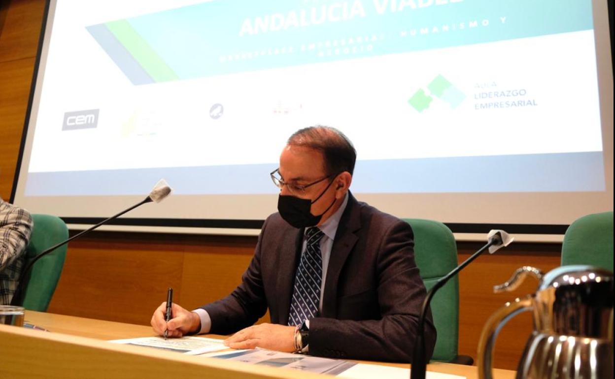 Javier González de Lara en la presentación del proyecto 'Andalucia viable', en el Rectorado. 