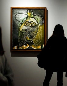 Imagen secundaria 2 - Arriba, José Lebrero, Bernard Ruiz-Picasso, Elías Bendod, Patricia del Pozo y María del Valme Muñoz. Abajo, diálogo con Bernardo Lorente a la izquierda y 'Cabeza de hombre' de Picasso a la derecha.