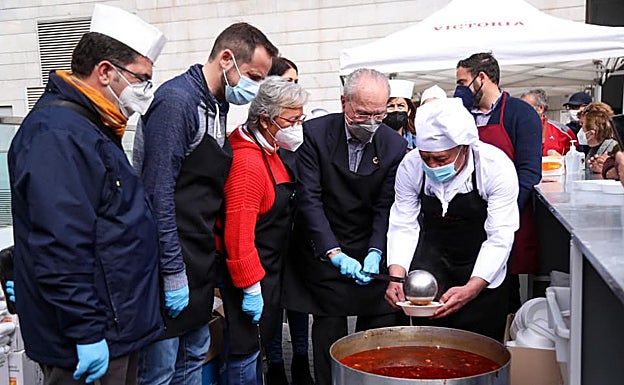 Delante, Verde, Porras y De la Torre. Detrás, Losada, Del Corral y Pérez, el domingo en el potaje perchelero, imagen que salió en las redes sociales del Ayuntamiento.