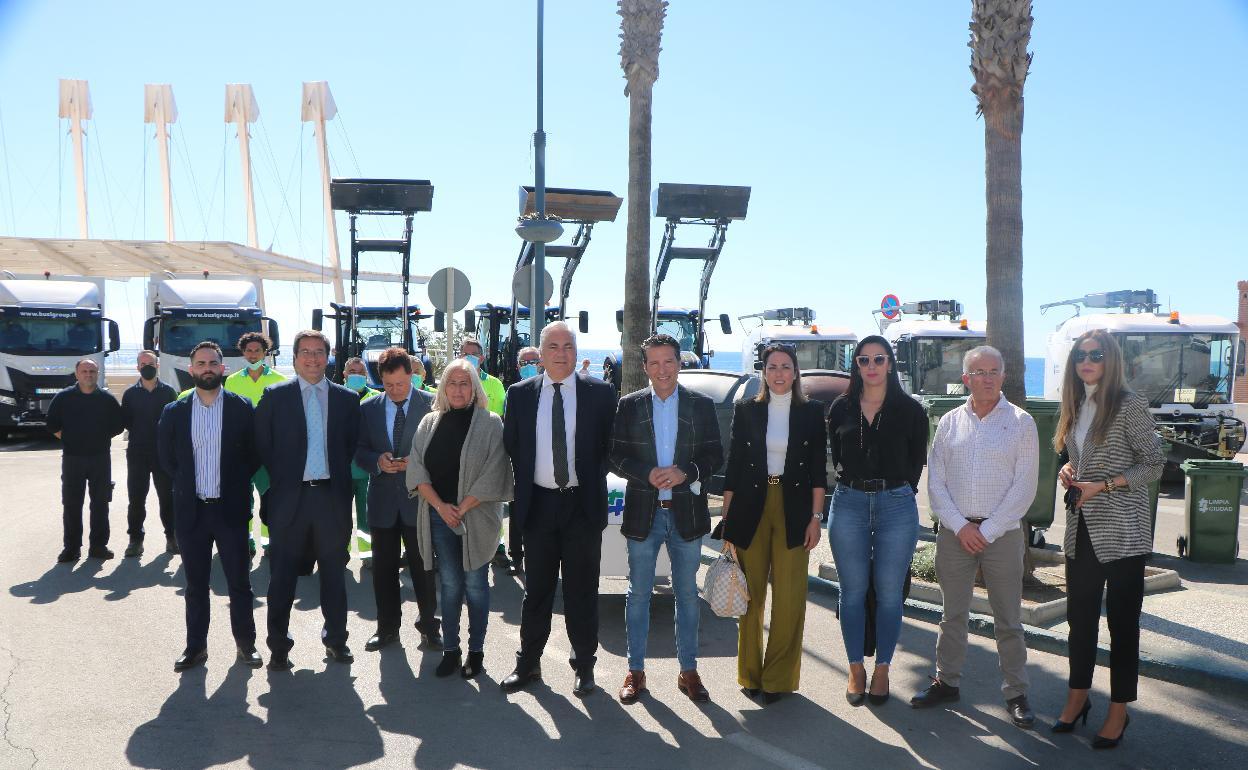 Acto de presentación de la nueva maquinaria de limpieza, este martes junto al Faro de Torrox. 