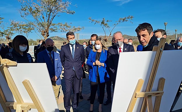 La delegación del Gobierno en Málaga usaba esta foto en sus redes hace una semana y sólo mencionaba a los delegados del Gobierno en Andalucía y Málaga, nada de la consejera de Fomento ni del alcalde, ni etiquetarlos