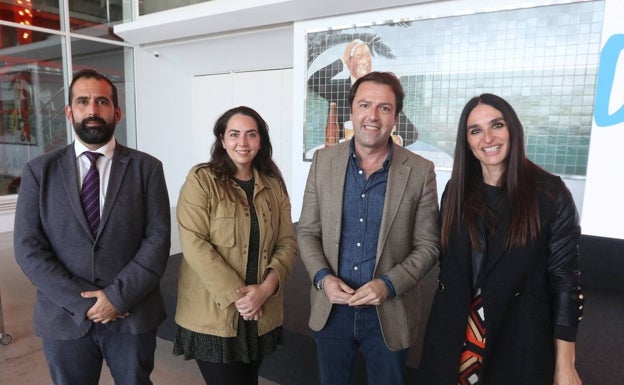 Imagen principal - En la primera foto, Kader Miguel Djebbour, Esther Guerra, Juande Villena y Elena Cobos. En la segunda, Ricardo Fernández, María Luisa Quesada, Paloma Cremades y Carmen Maireles. En la última, Genoveva Ferragut, durante su intervención en el evento con las empresas. 