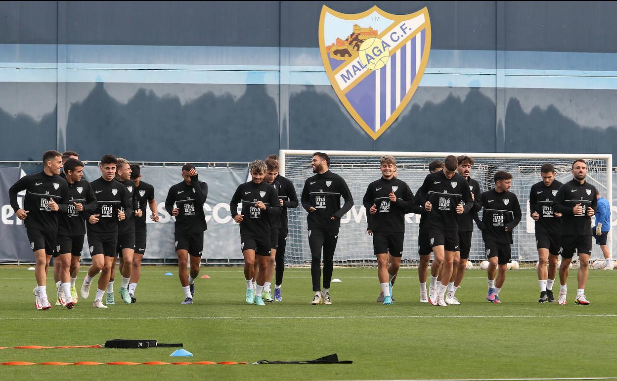 La plantilla del Málaga se ejercitó ayer en un ambiente distendido.