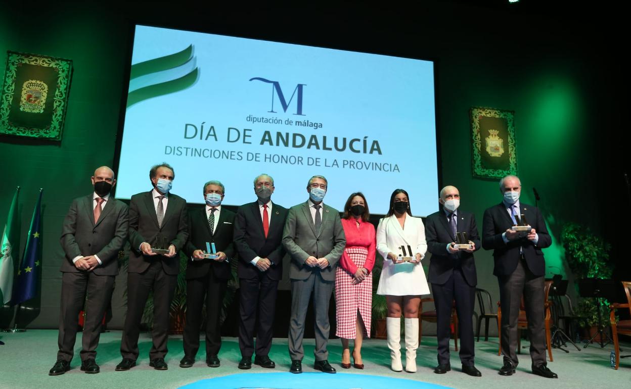 Las autoridades junto a los galardonados.