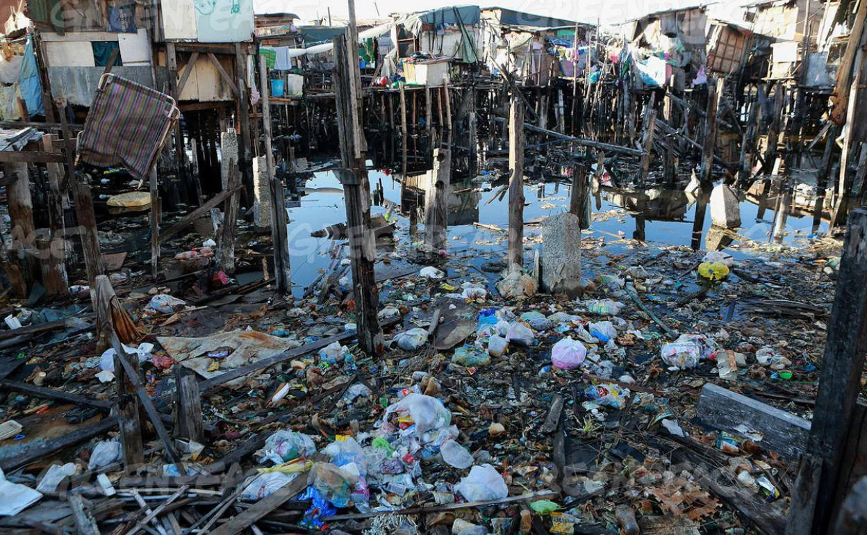 Acumulación de plásticos en las aguas de una ciudad filipina.