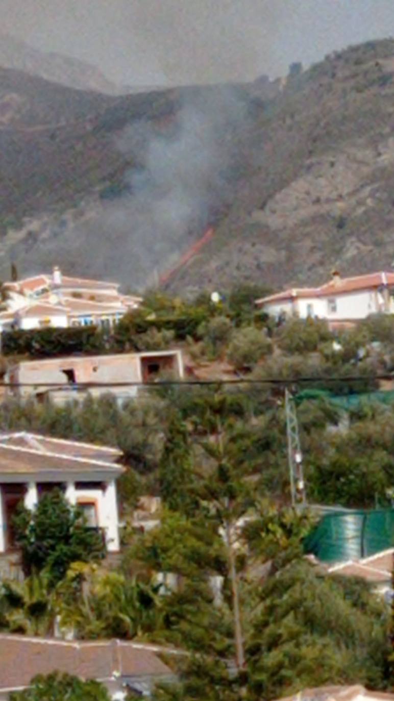 Imagen del fuego declarado este jueves en Alcaucín. 