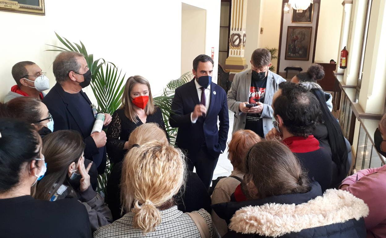 Alicia Murillo, Daniel Pérez y Nicolás Sguiglia, con los vecinos que han acudido al pleno. 