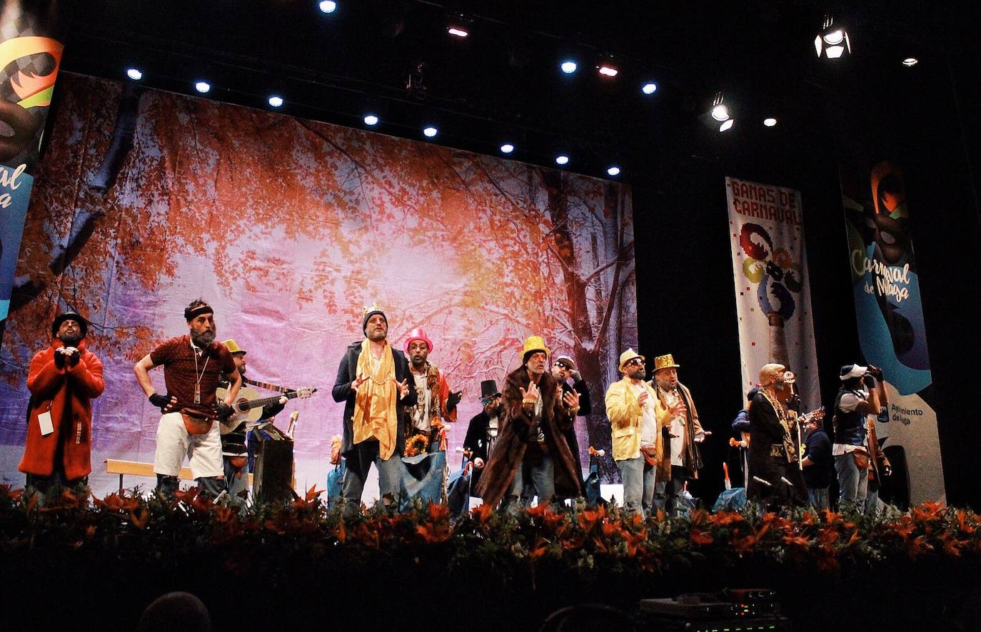 Ambiente de gran noche en la final del Carnaval en el Teatro Cervantes 