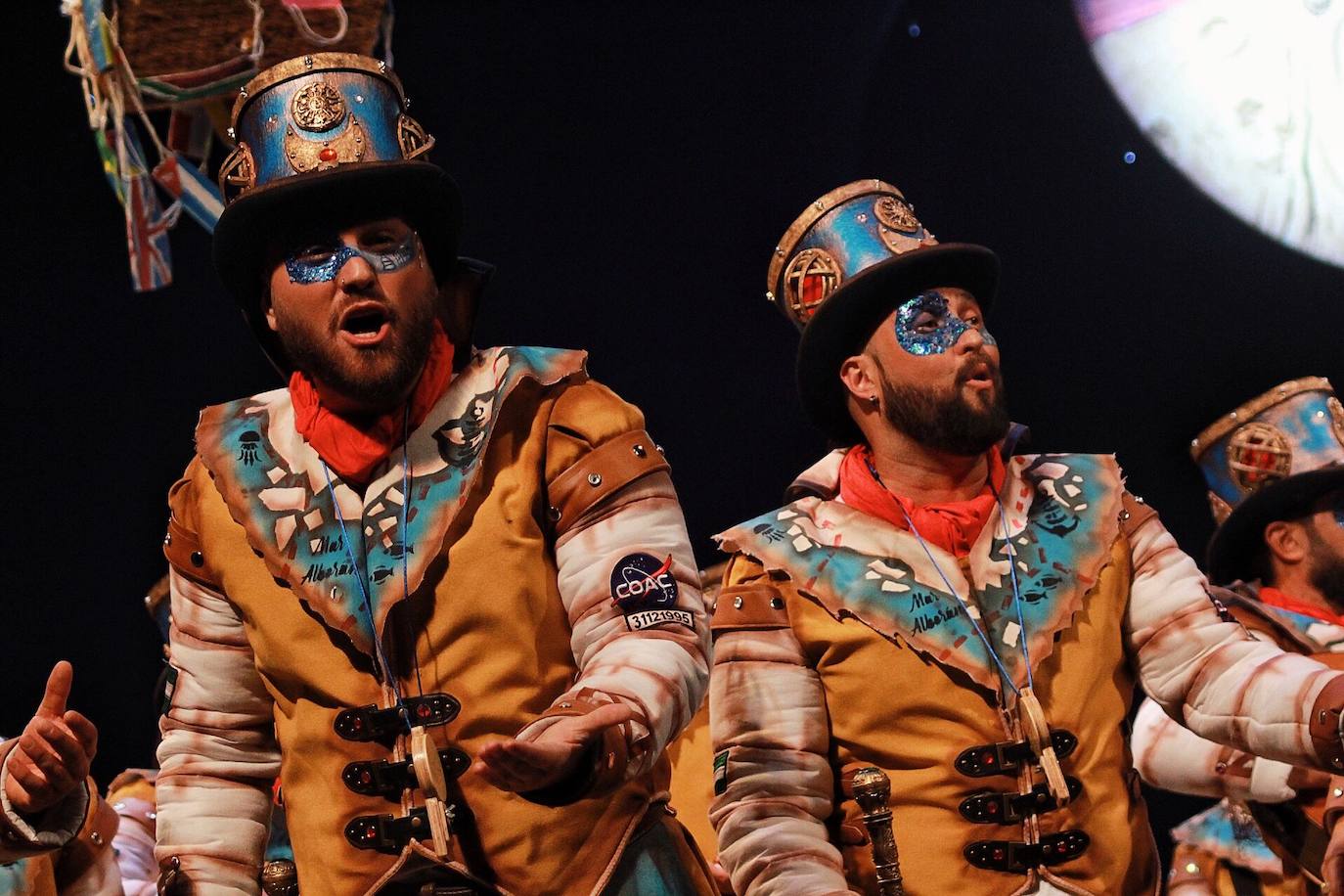 Ambiente de gran noche en la final del Carnaval en el Teatro Cervantes 