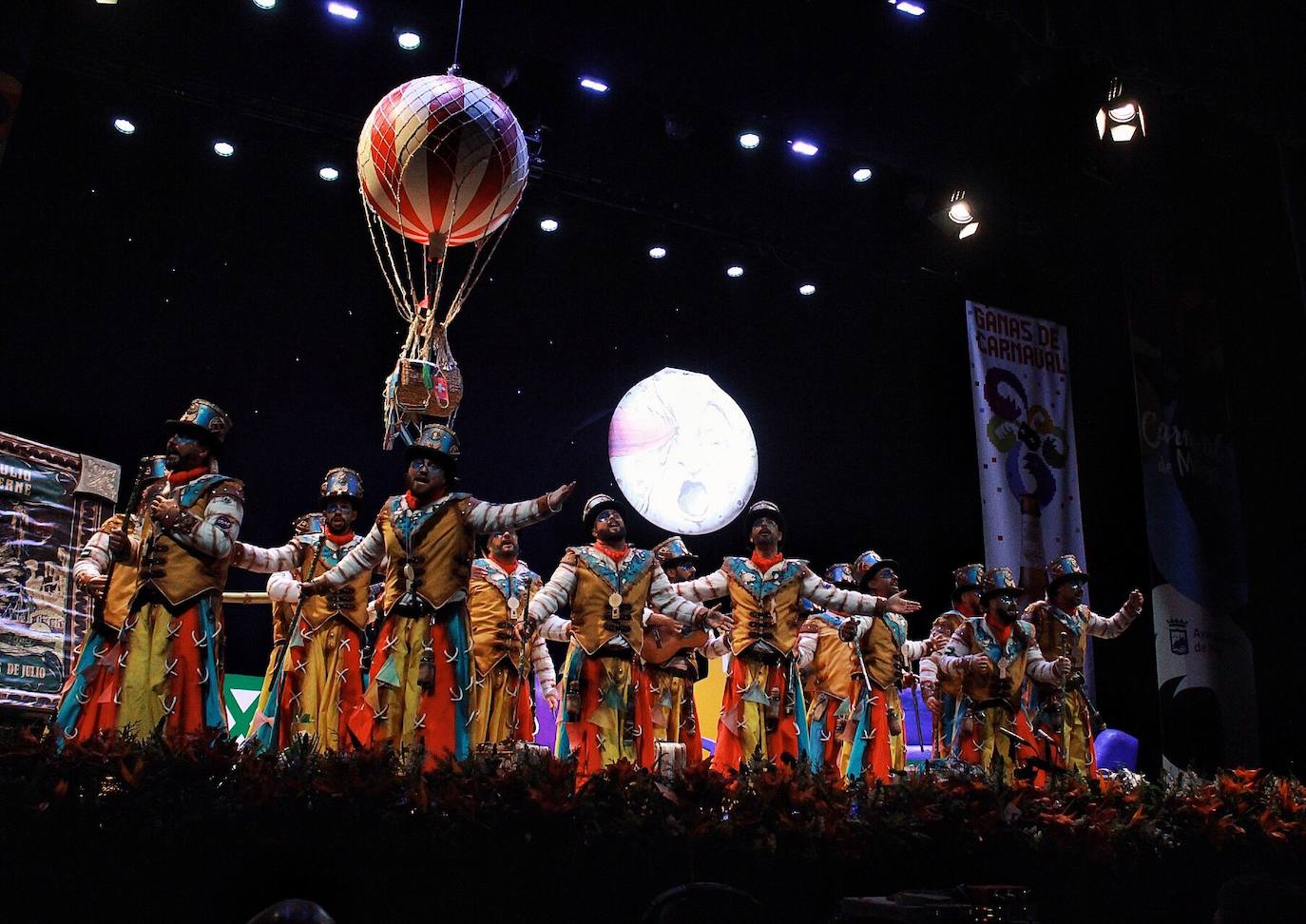 Ambiente de gran noche en la final del Carnaval en el Teatro Cervantes 