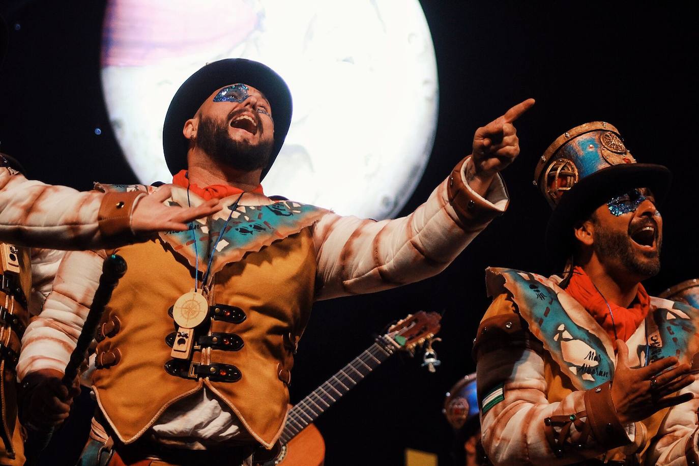 Ambiente de gran noche en la final del Carnaval en el Teatro Cervantes 