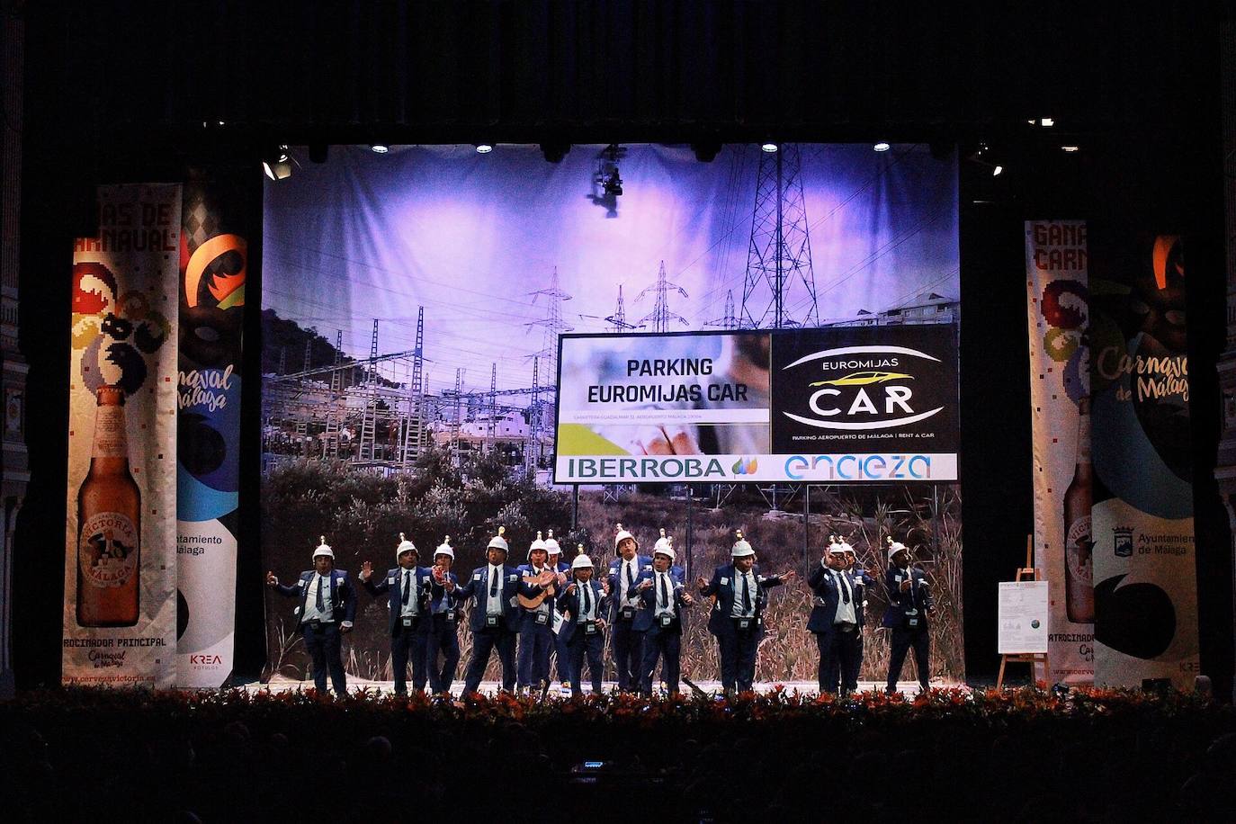 Ambiente de gran noche en la final del Carnaval en el Teatro Cervantes 