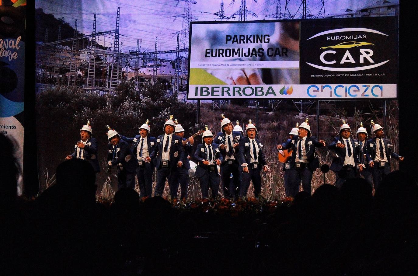 Ambiente de gran noche en la final del Carnaval en el Teatro Cervantes 