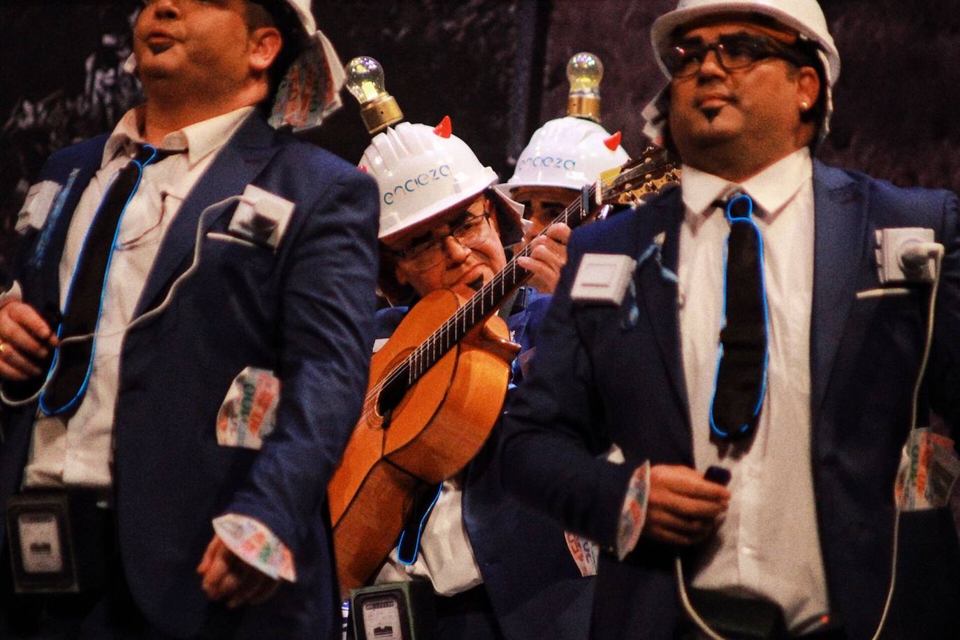 Ambiente de gran noche en la final del Carnaval en el Teatro Cervantes 