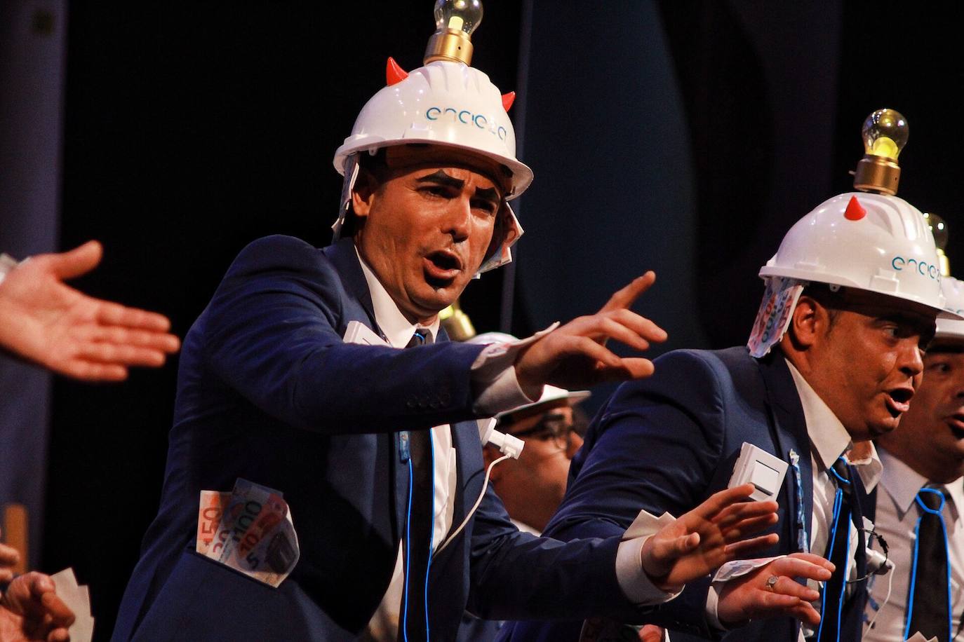 Ambiente de gran noche en la final del Carnaval en el Teatro Cervantes 