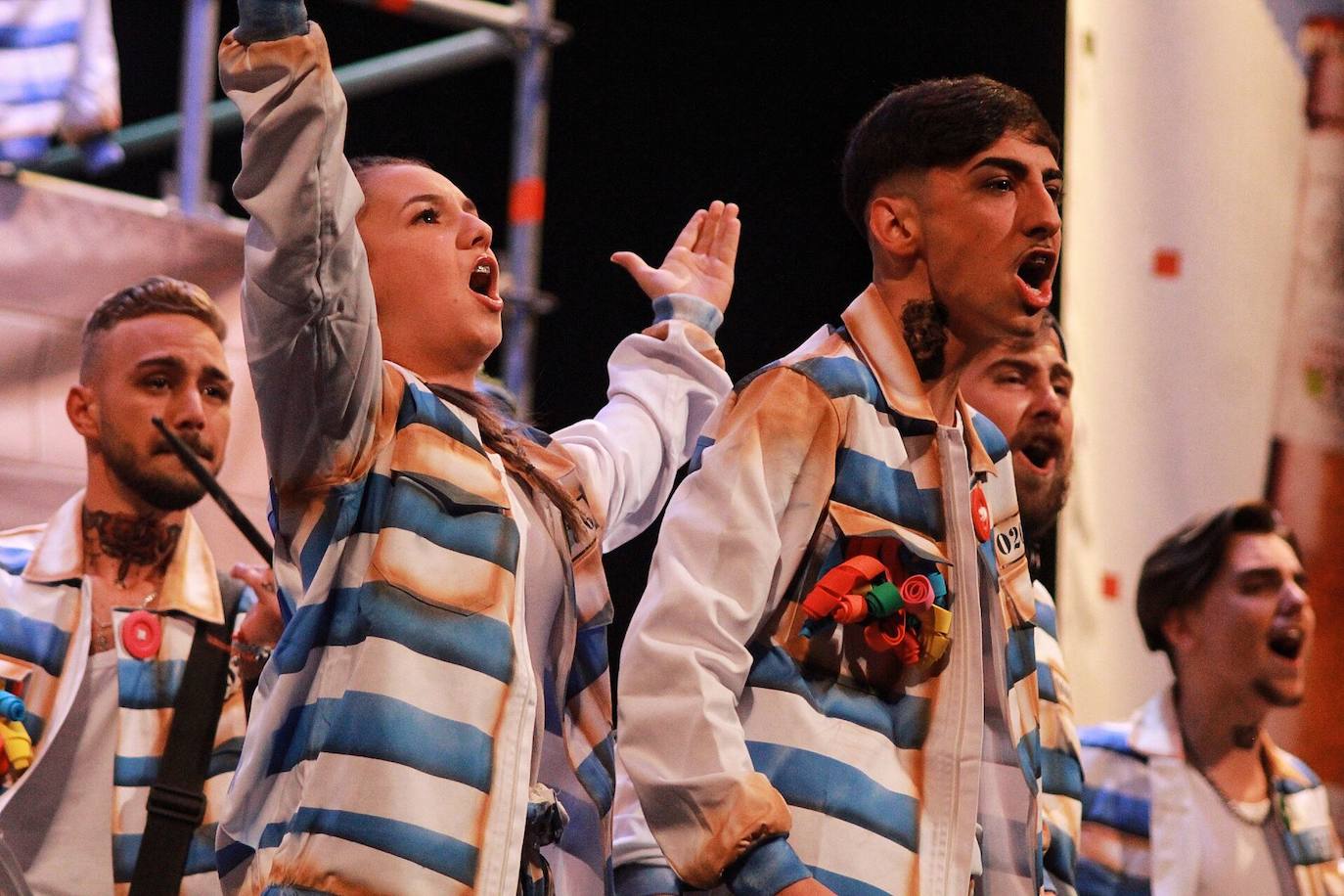 Ambiente de gran noche en la final del Carnaval en el Teatro Cervantes 