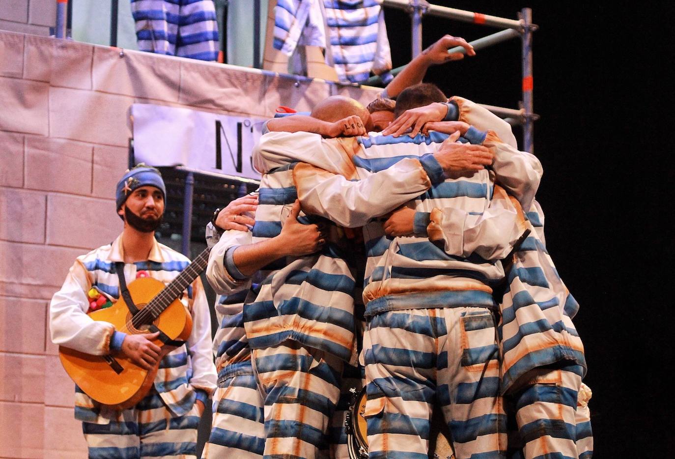 Ambiente de gran noche en la final del Carnaval en el Teatro Cervantes 