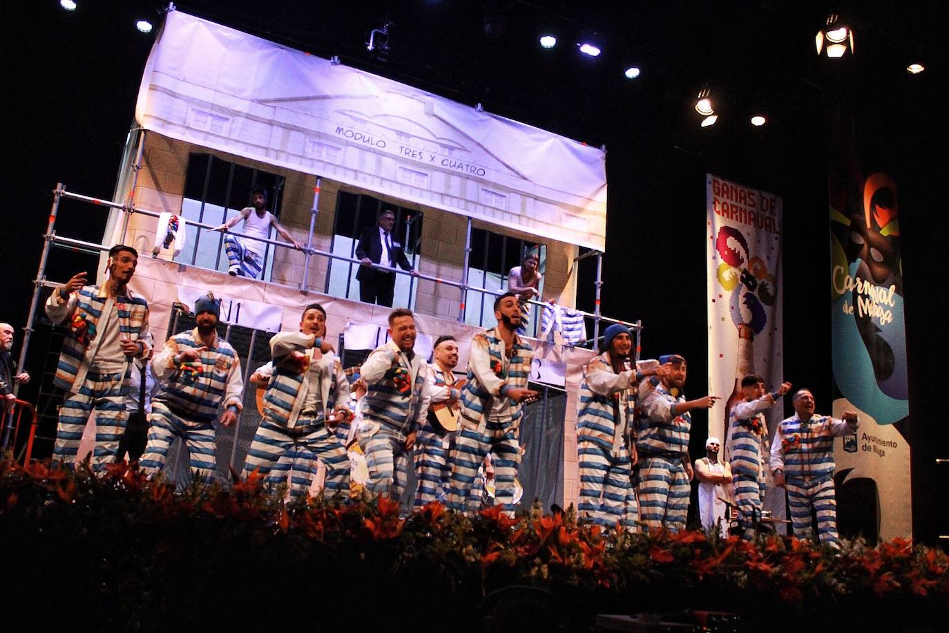 Ambiente de gran noche en la final del Carnaval en el Teatro Cervantes 