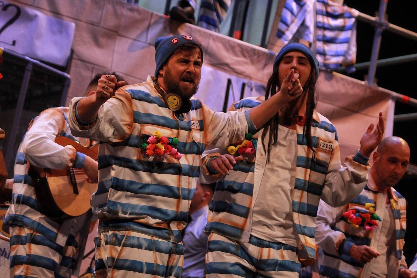 Ambiente de gran noche en la final del Carnaval en el Teatro Cervantes 