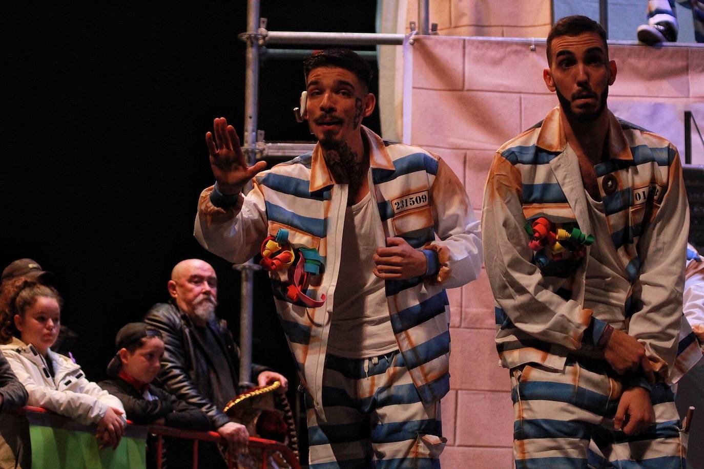 Ambiente de gran noche en la final del Carnaval en el Teatro Cervantes 