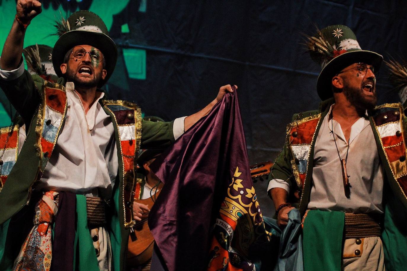 Ambiente de gran noche en la final del Carnaval en el Teatro Cervantes 