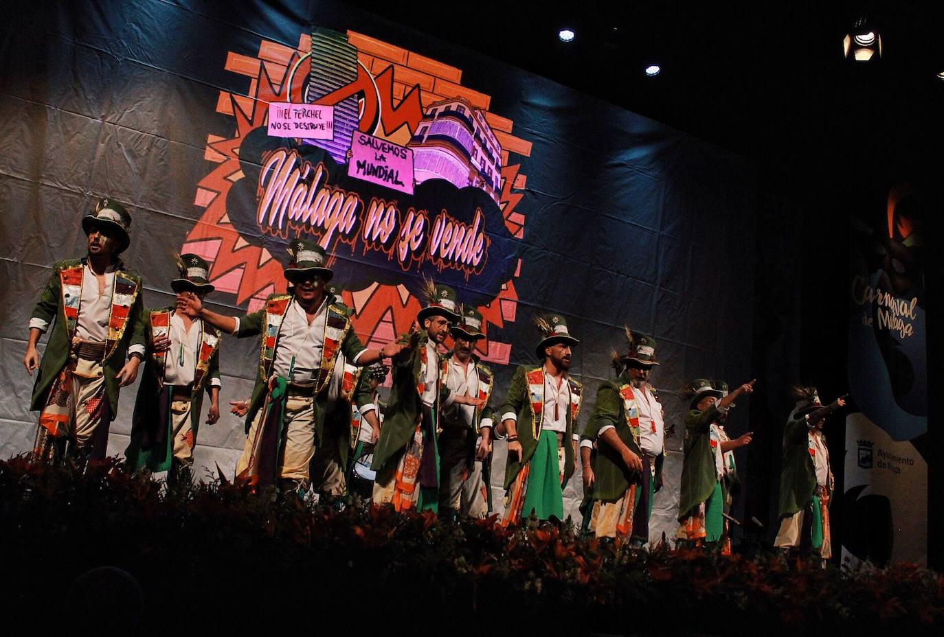 Ambiente de gran noche en la final del Carnaval en el Teatro Cervantes 