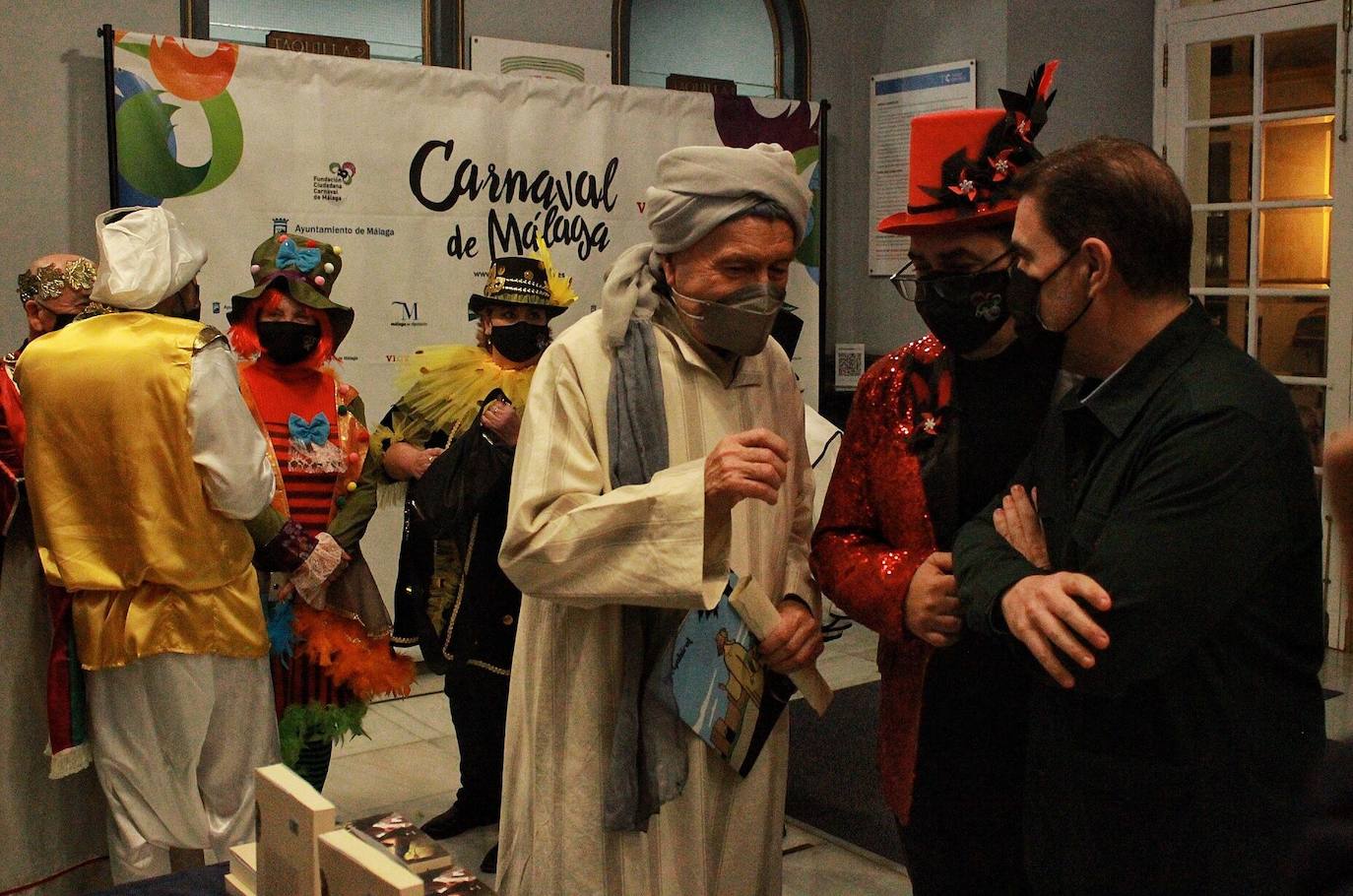 Ambiente de gran noche en la final del Carnaval en el Teatro Cervantes 