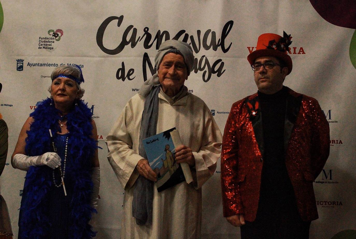 Ambiente de gran noche en la final del Carnaval en el Teatro Cervantes 