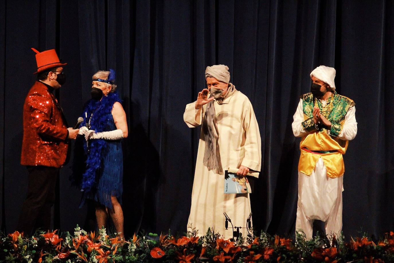 Ambiente de gran noche en la final del Carnaval en el Teatro Cervantes 