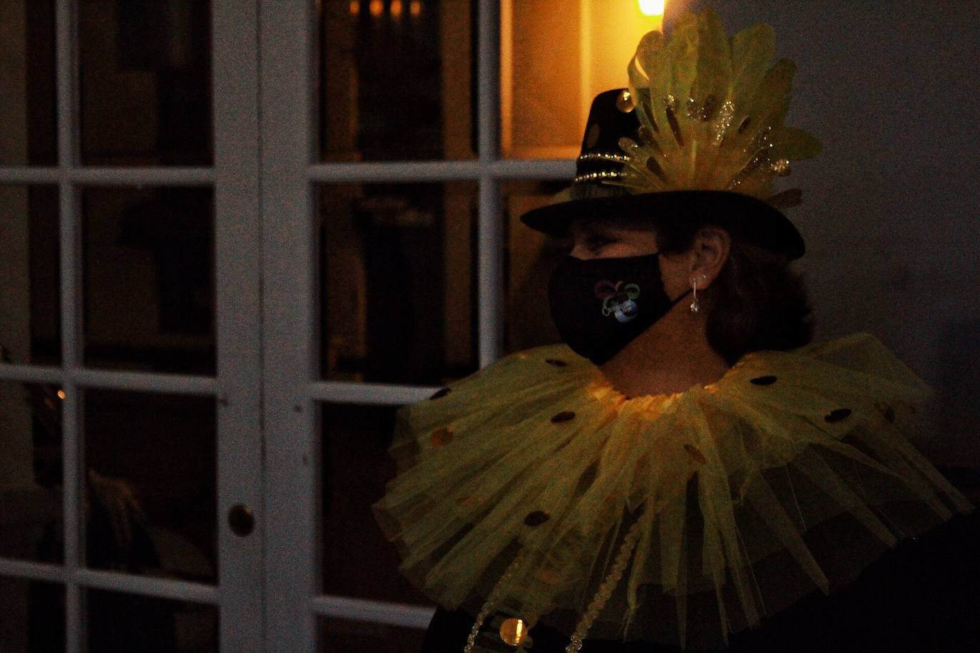 Ambiente de gran noche en la final del Carnaval en el Teatro Cervantes 