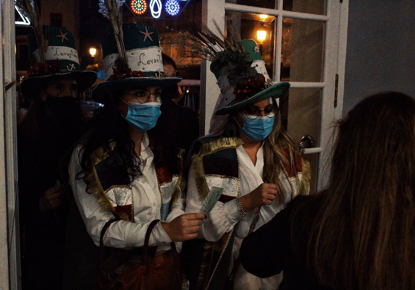 Ambiente de gran noche en la final del Carnaval en el Teatro Cervantes 