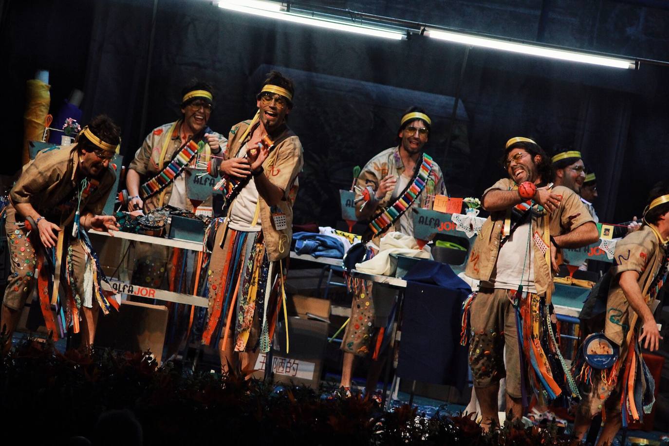 Ambiente de gran noche en la final del Carnaval en el Teatro Cervantes 