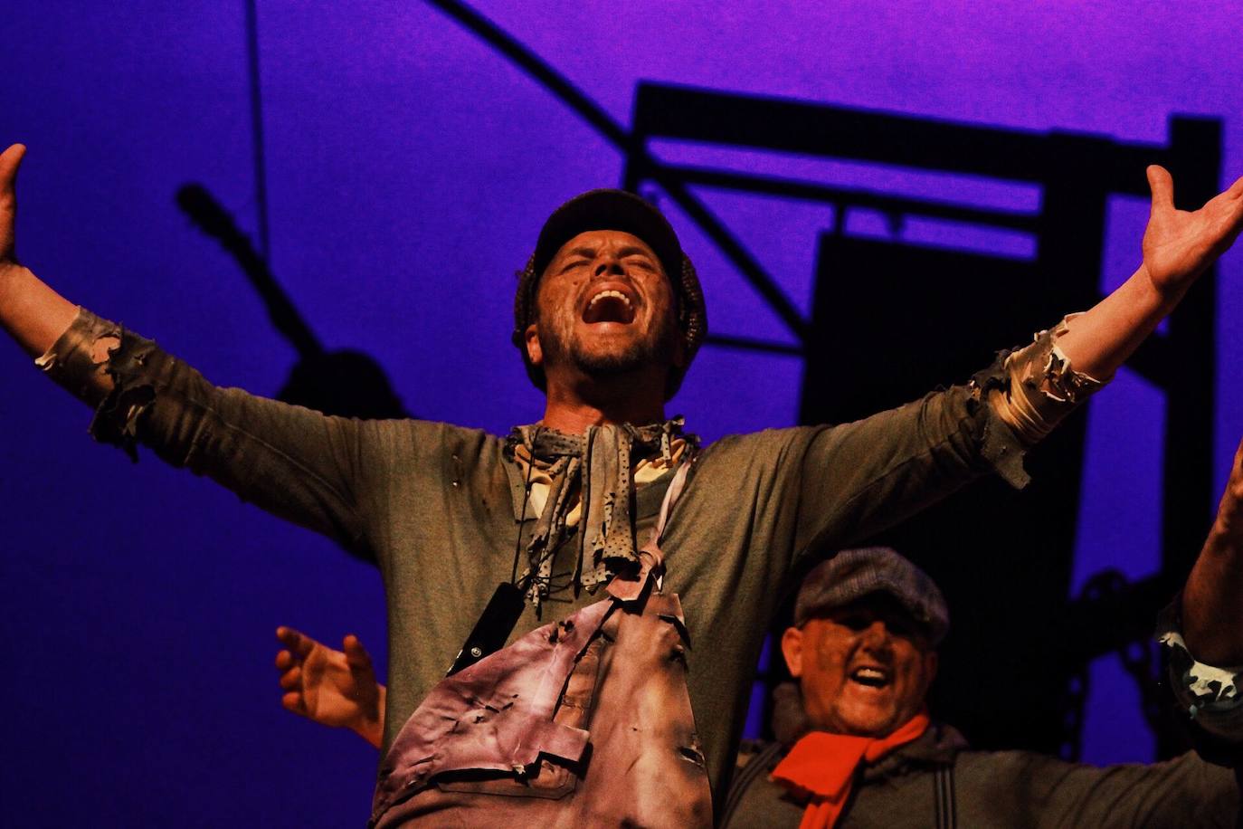 Ambiente de gran noche en la final del Carnaval en el Teatro Cervantes 