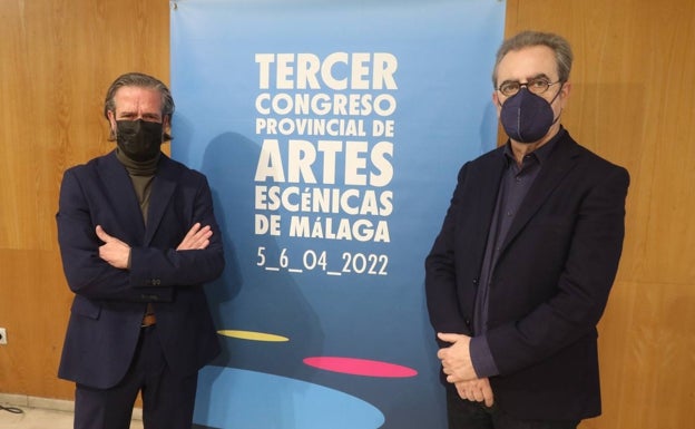 Víctor González (diputado de Cultura de la Diputación Provincial de Málaga) y Juan Antonio Vigar (director-gerente del Teatro Cervantes) junto al cartel.