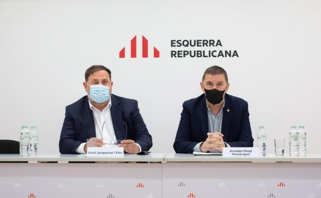 El líder de ERC, Oriol Junqueras, y el coordinador general de EH Bildu, Arnaldo Otegi en su reunión hoy.