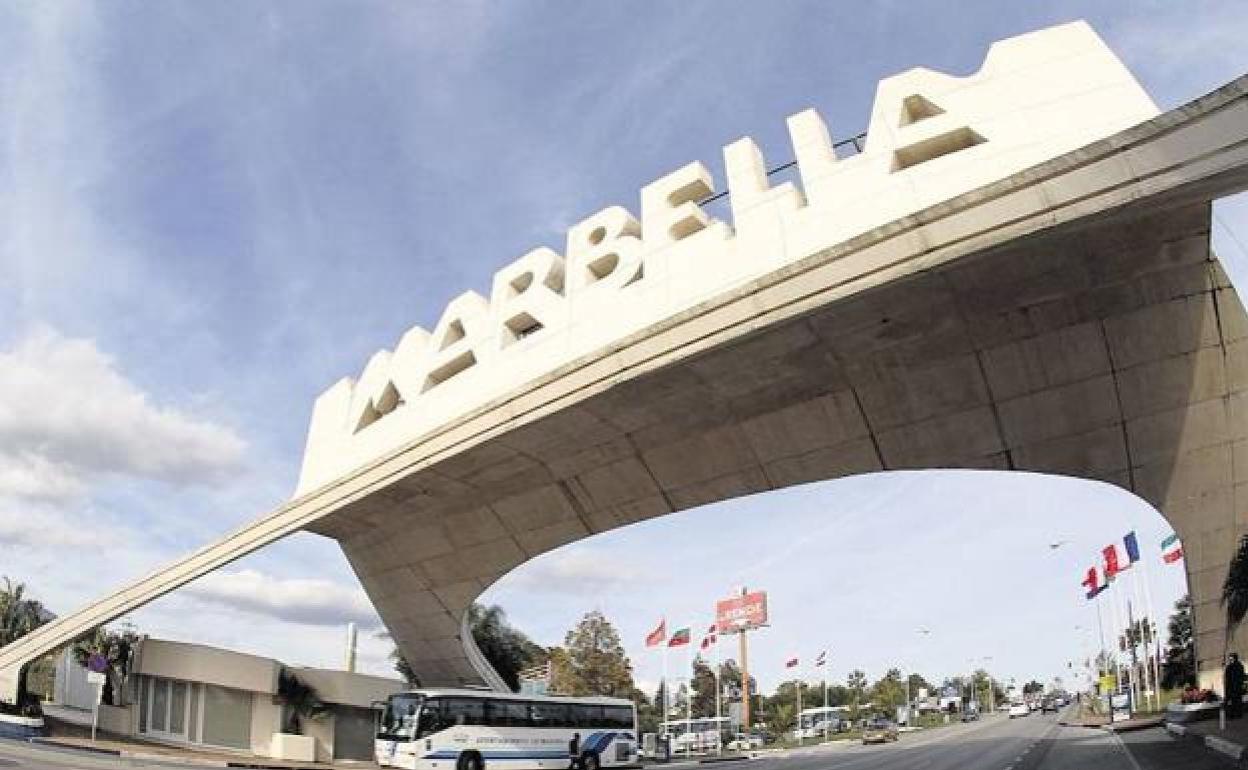 Una imagen de archivo del arco que da entrada a Marbella. 