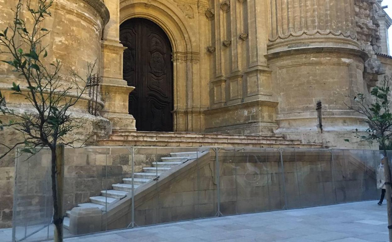 La empresa de restauración Chapitel ya ha retirado las barandillas y columnas de la escalinata