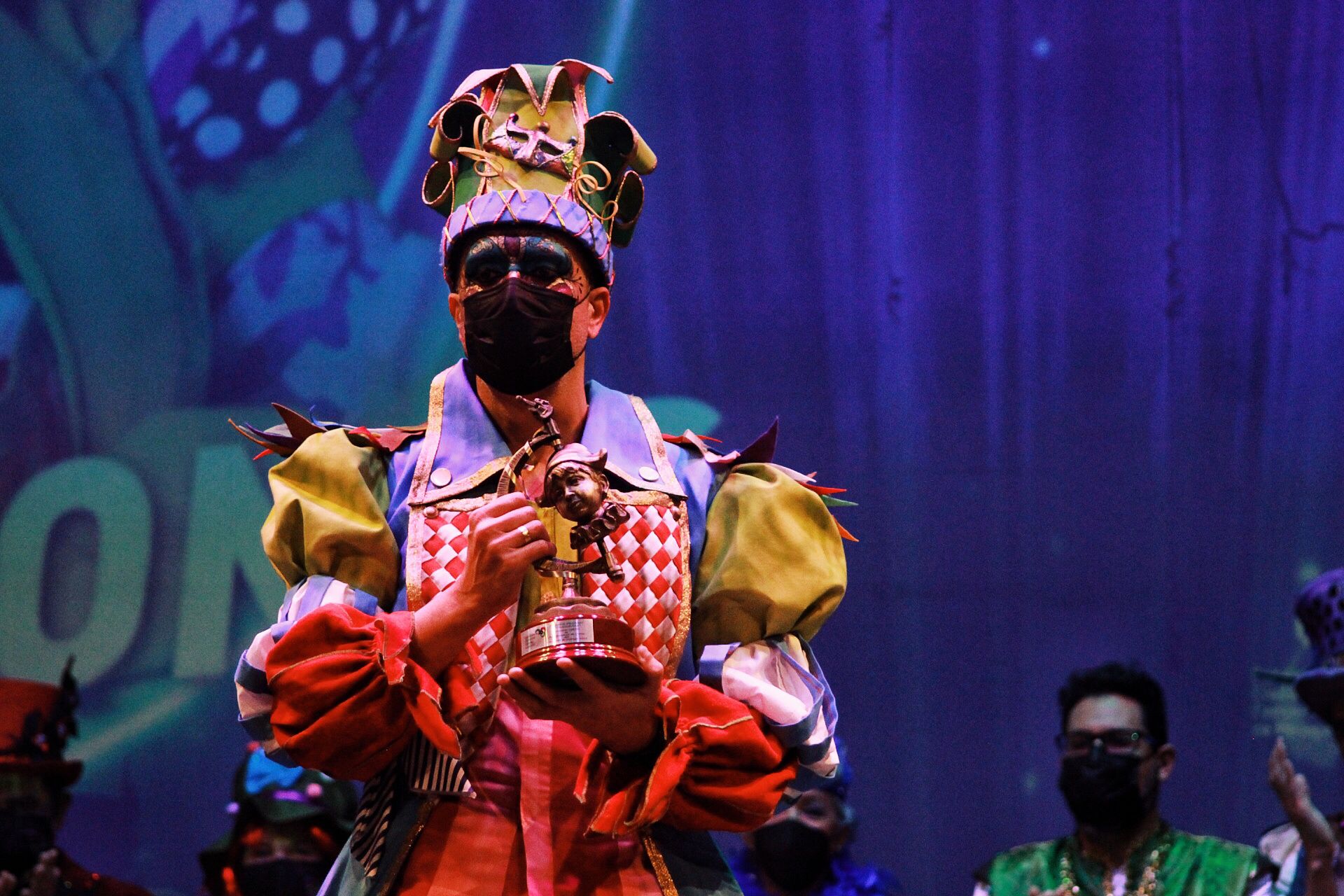 Ambiente de gran noche en la final del Carnaval en el Teatro Cervantes 