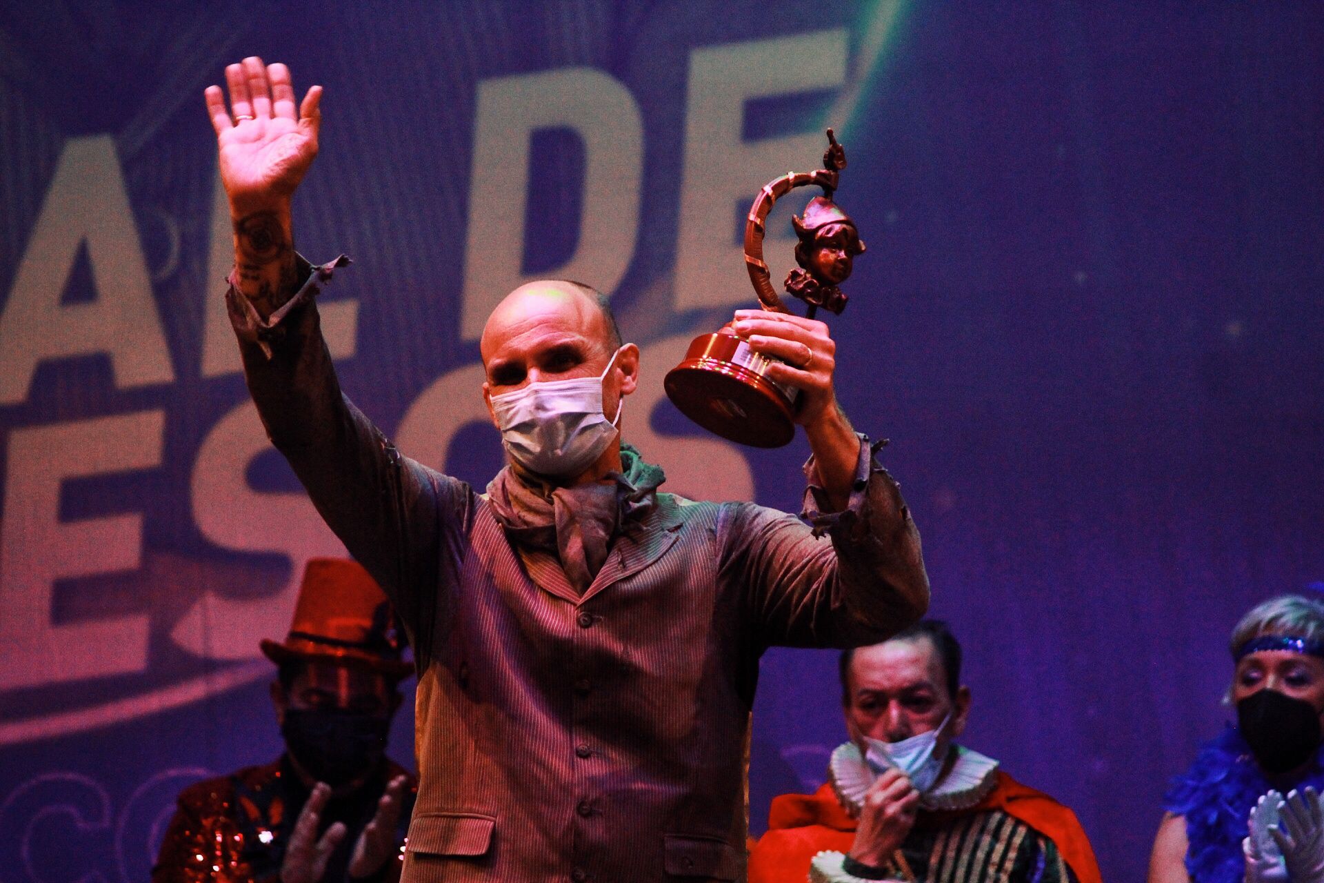 Ambiente de gran noche en la final del Carnaval en el Teatro Cervantes 