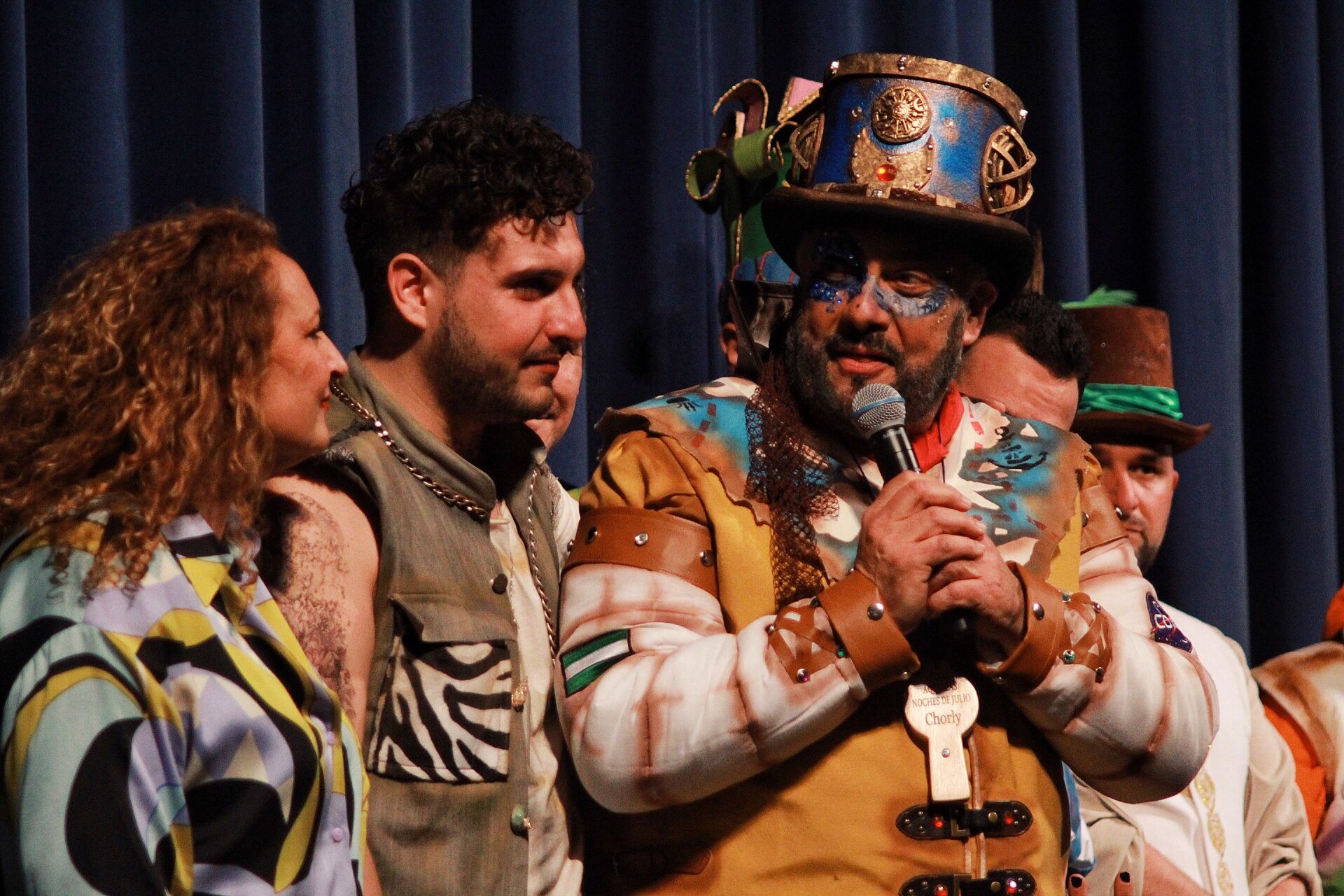 Ambiente de gran noche en la final del Carnaval en el Teatro Cervantes 