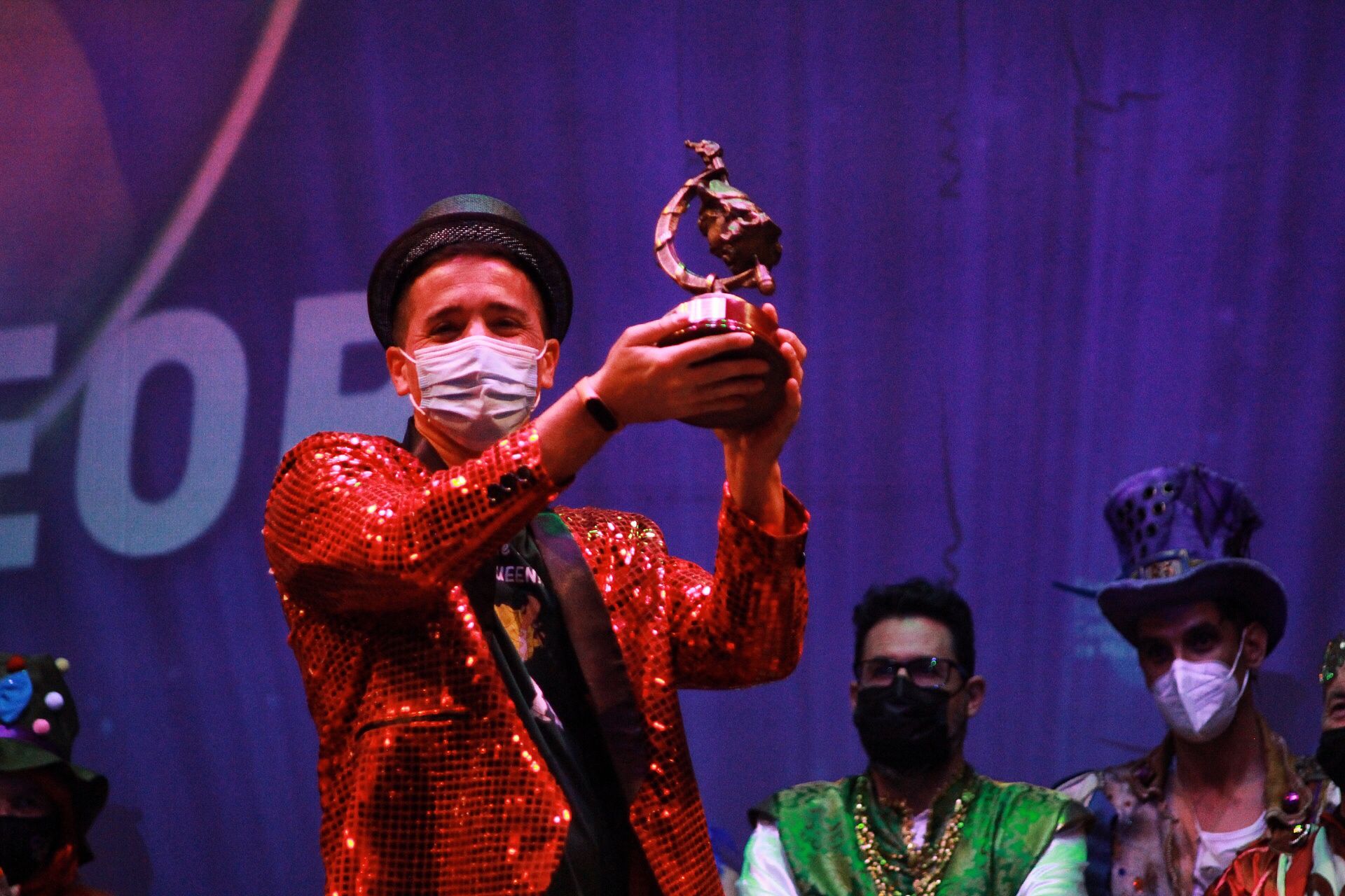 Ambiente de gran noche en la final del Carnaval en el Teatro Cervantes 