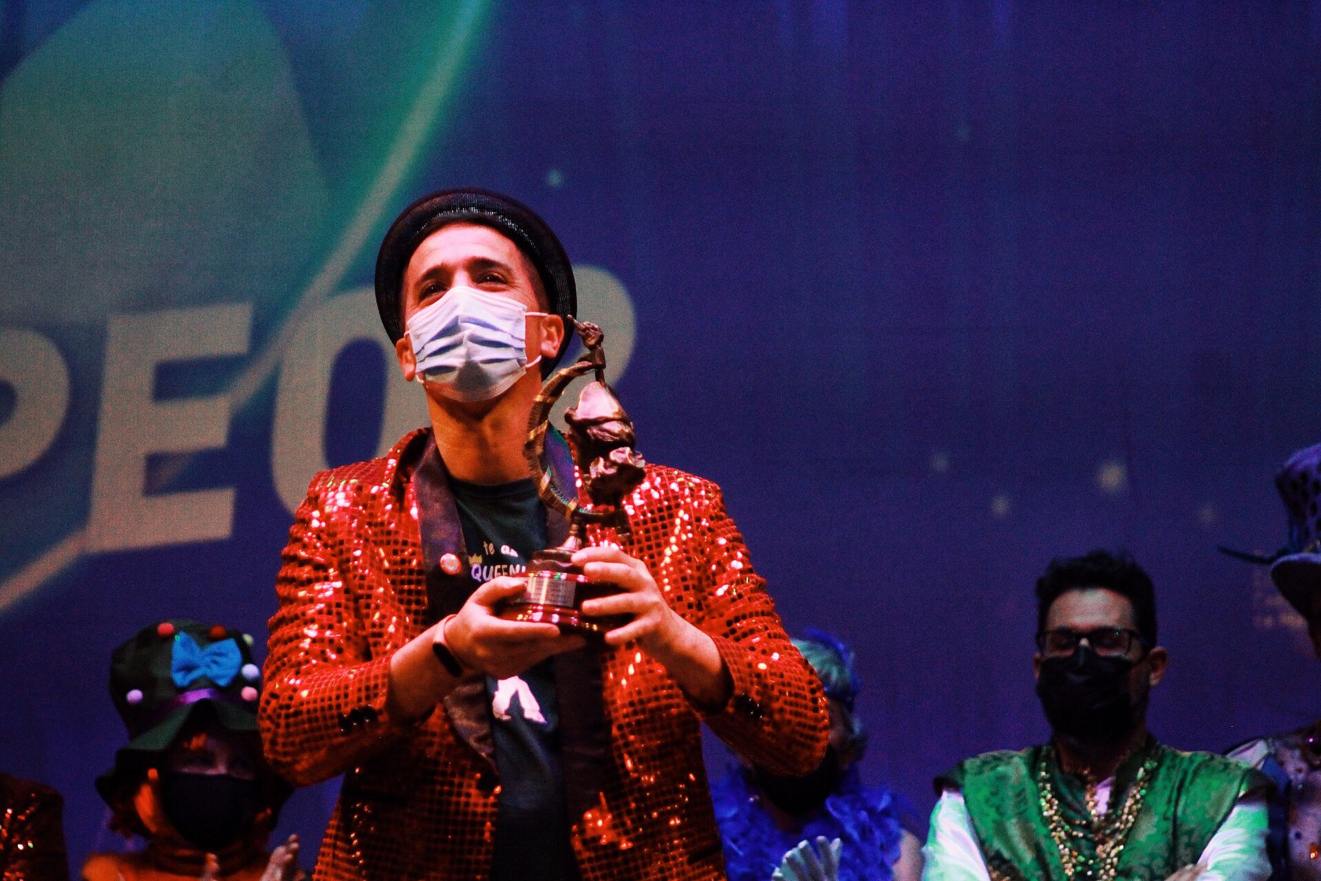 Ambiente de gran noche en la final del Carnaval en el Teatro Cervantes 