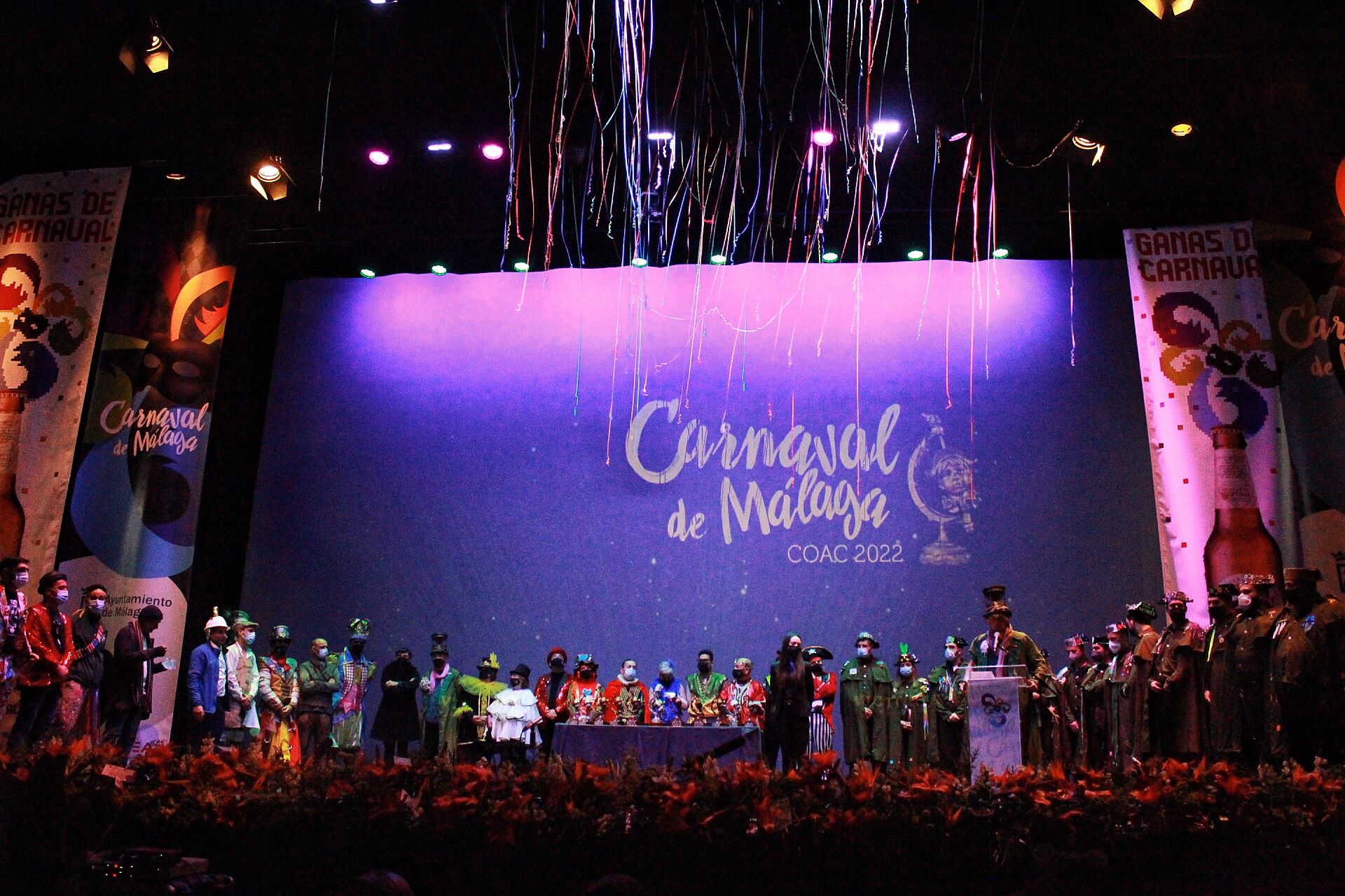 Ambiente de gran noche en la final del Carnaval en el Teatro Cervantes 