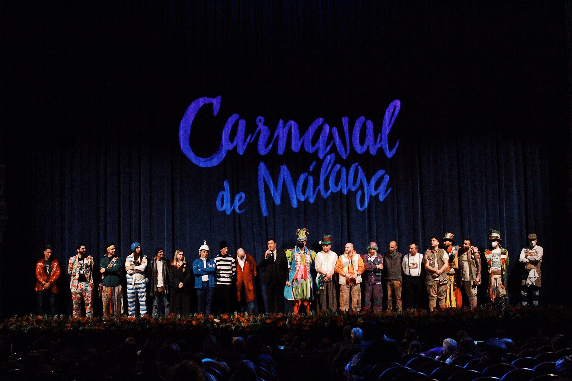 Ambiente de gran noche en la final del Carnaval en el Teatro Cervantes 