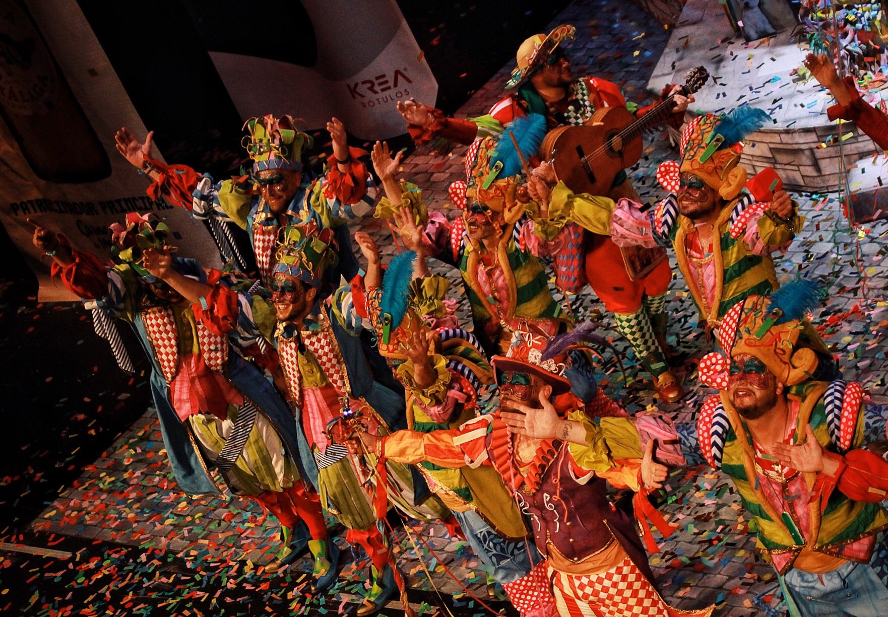 Ambiente de gran noche en la final del Carnaval en el Teatro Cervantes. Comparsa de la Peña Er Dito 