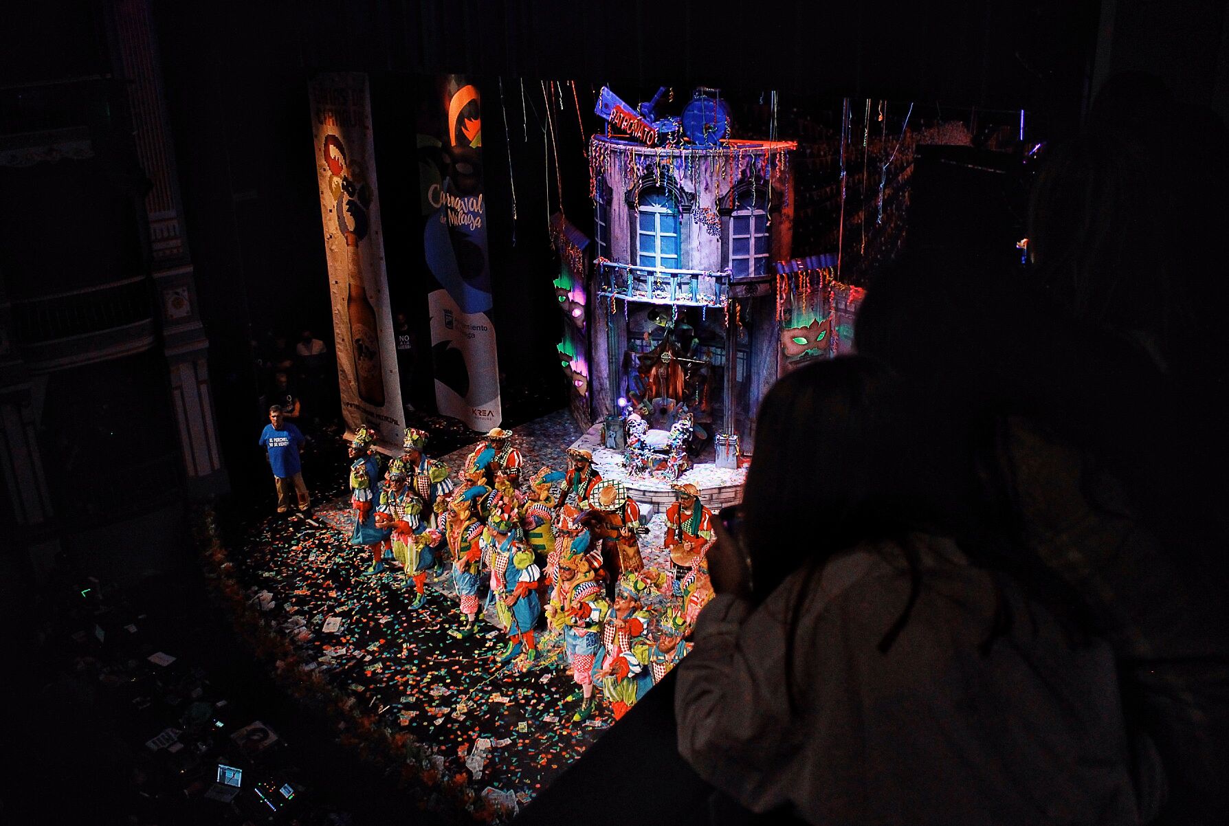 Ambiente de gran noche en la final del Carnaval en el Teatro Cervantes. Comparsa de la Peña Er Dito 