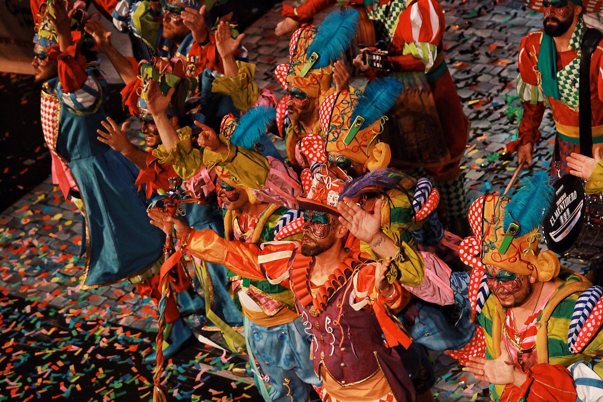 Ambiente de gran noche en la final del Carnaval en el Teatro Cervantes. Comparsa de la Peña Er Dito 