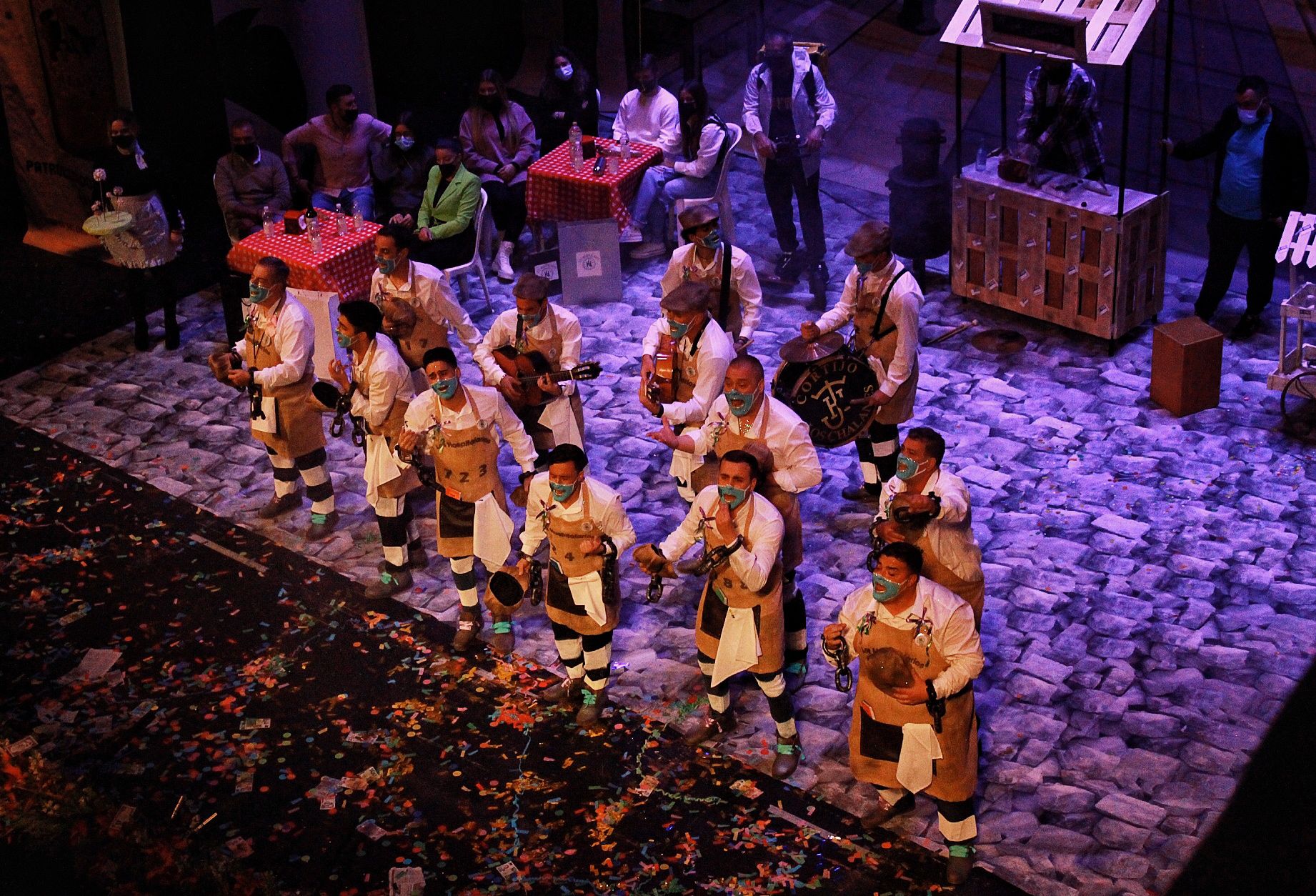 Ambiente de gran noche en la final del Carnaval en el Teatro Cervantes 