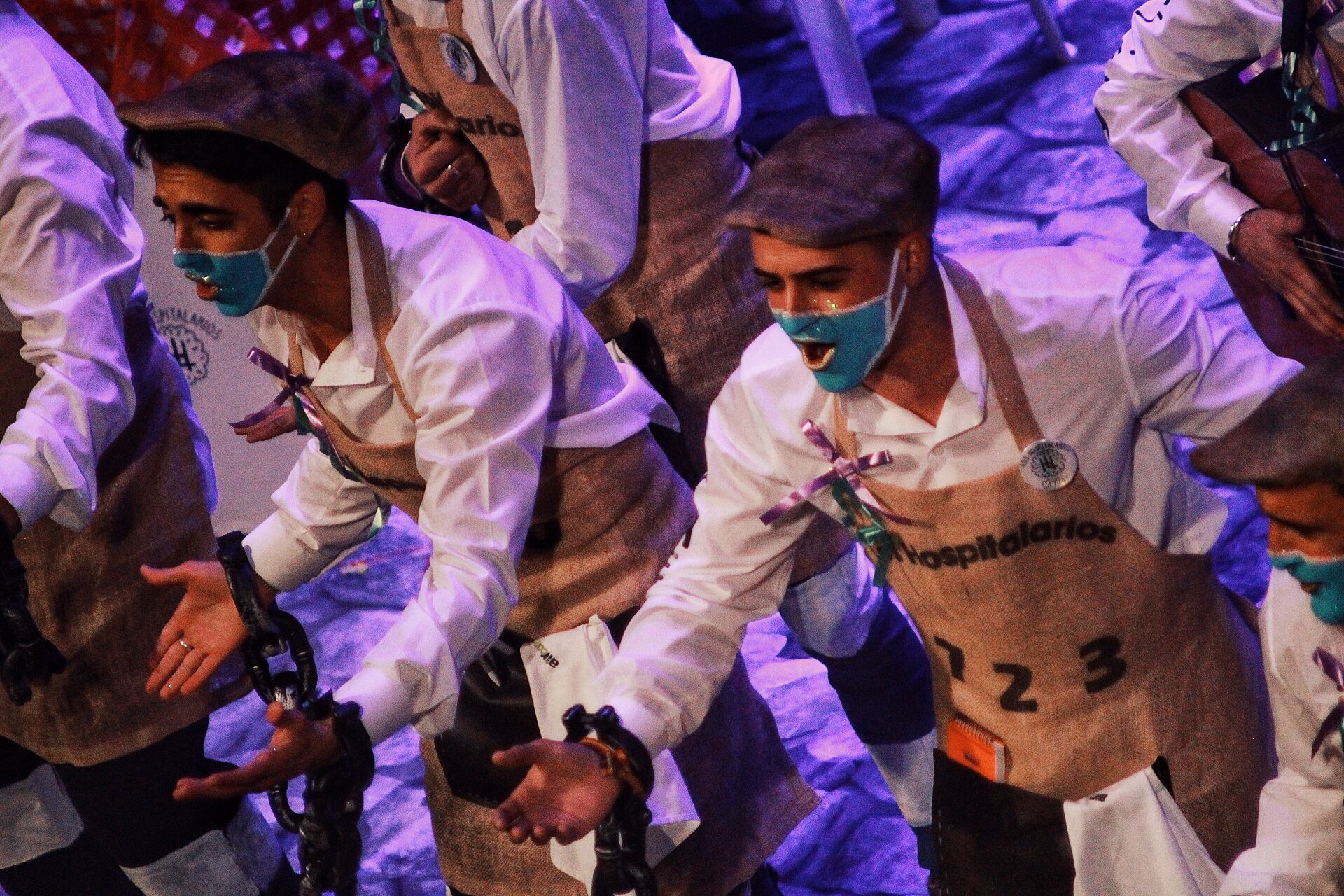 Ambiente de gran noche en la final del Carnaval en el Teatro Cervantes 